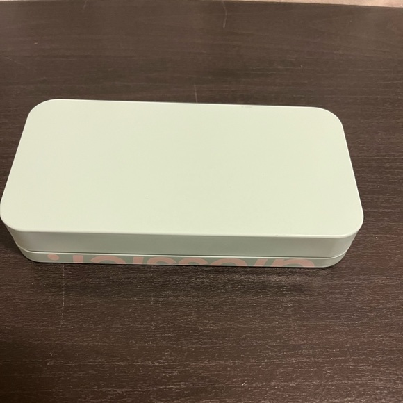 Glossier Tin - Picture 3 of 3